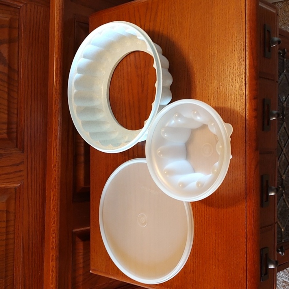 Tupperware Jell-O/ Ice Ring Mold